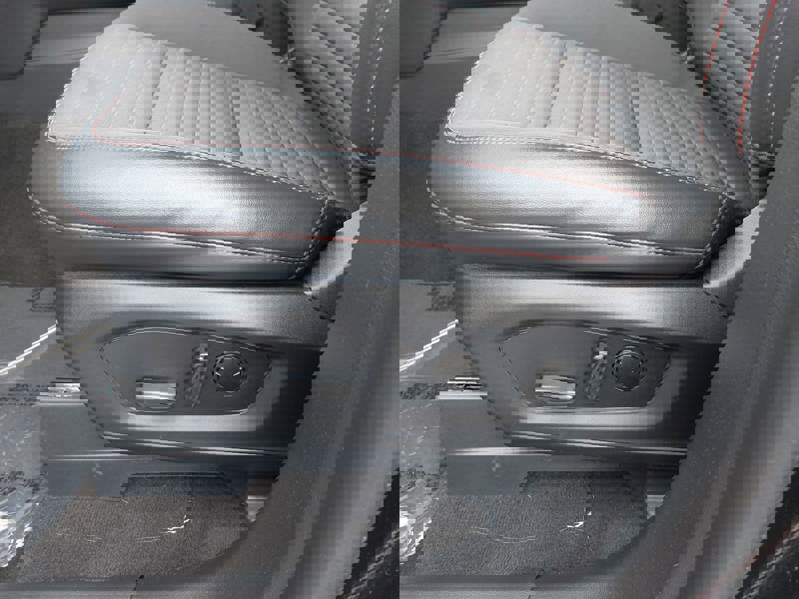 Used 2025 Ford Explorer ST-Line w/ Premium Package image 31