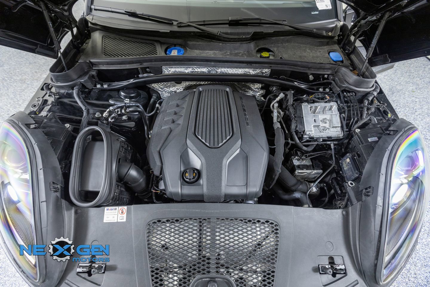 Used 2024 Porsche Macan AWD/4WD image 55