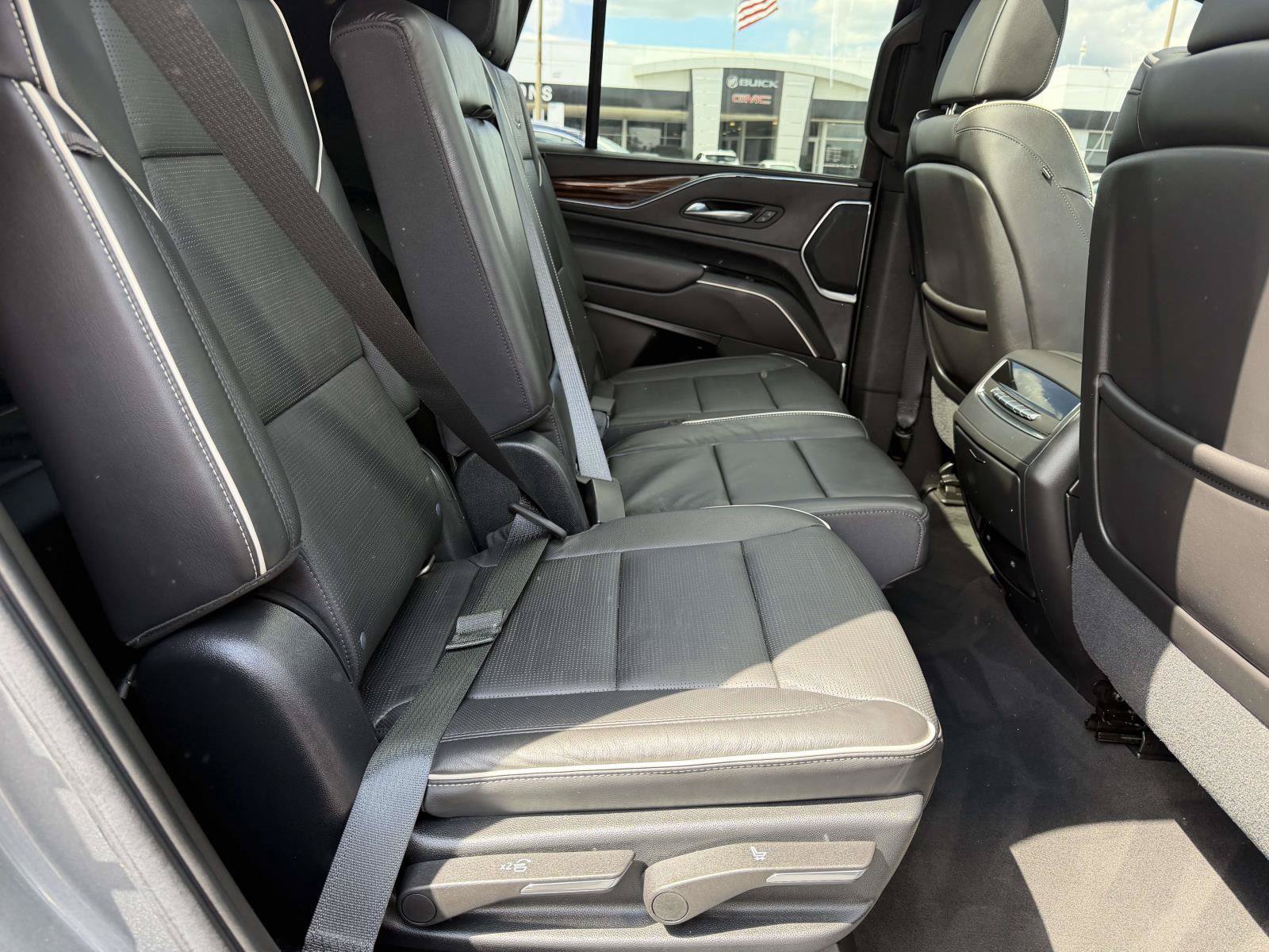 Used 2021 Cadillac Escalade Premium Luxury AWD/4WD image 8