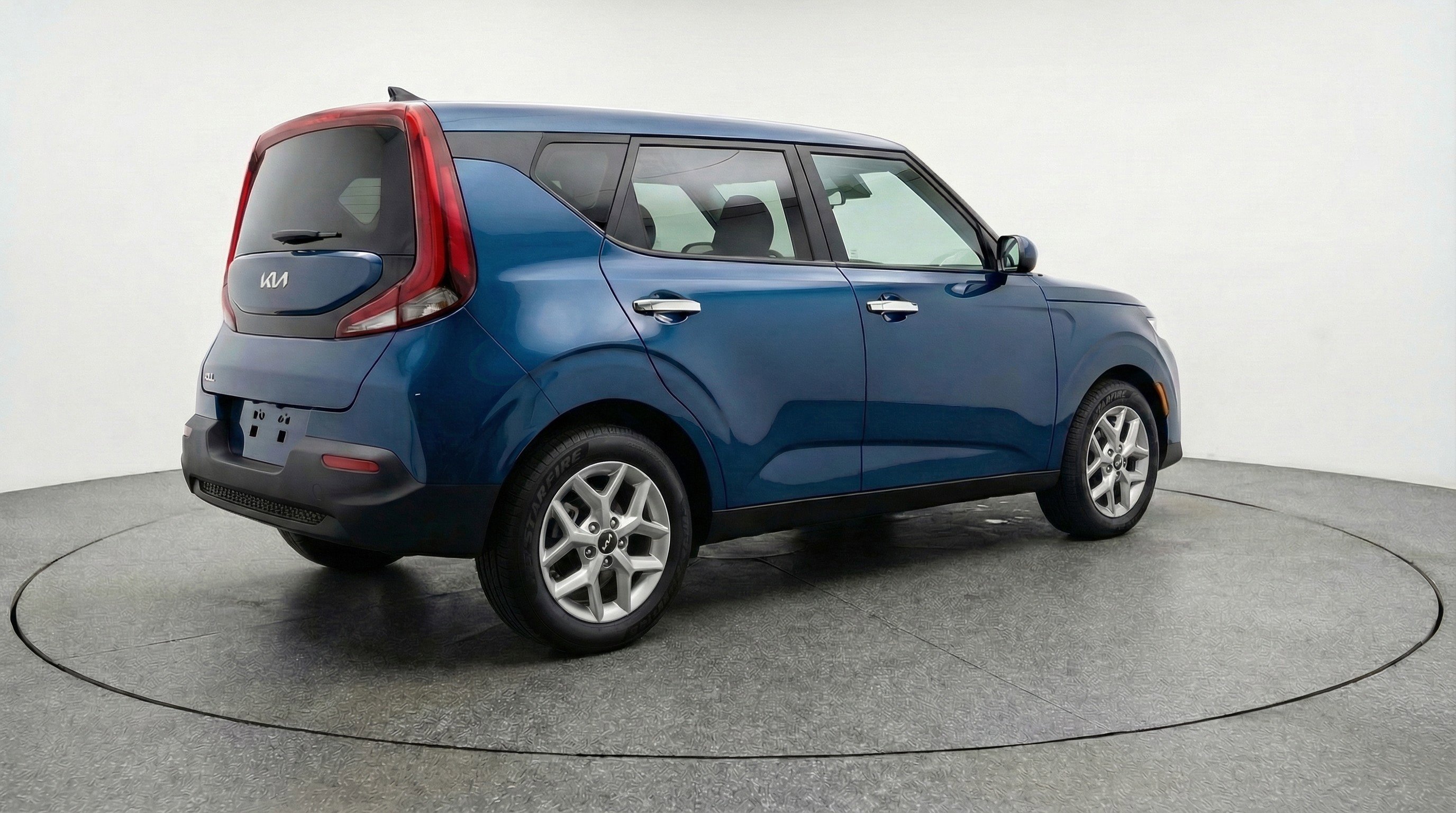 Used 2025 Kia Soul LX w/ LX Technology Package FWD image 9