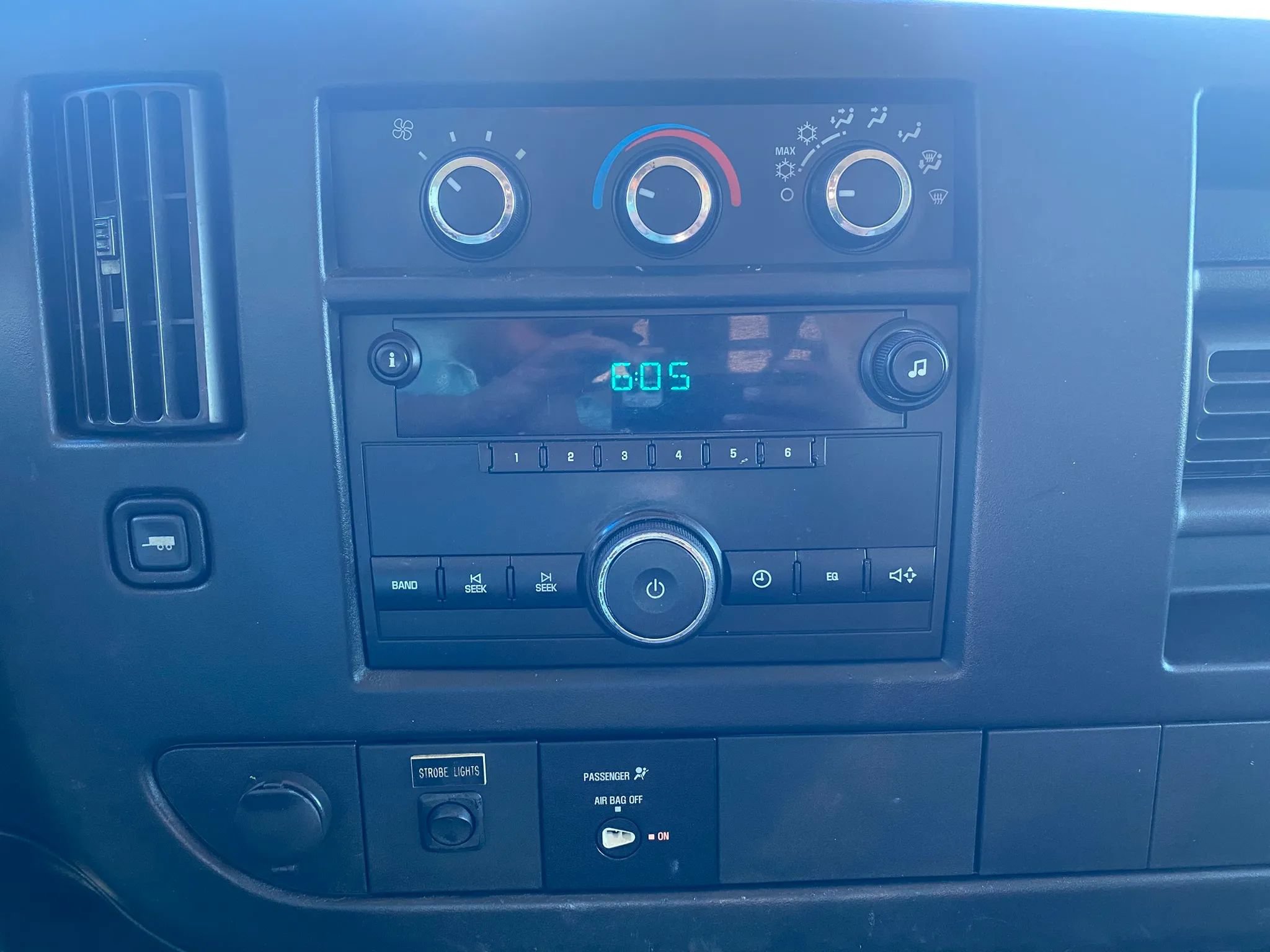 Used 2011 Chevrolet Express 3500 RWD image 12
