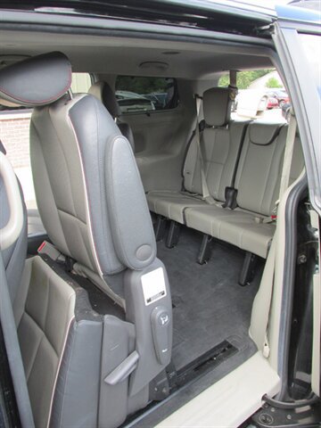 Used 2017 Kia Sedona LX w/ LX Essentials Premium Package FWD image 15