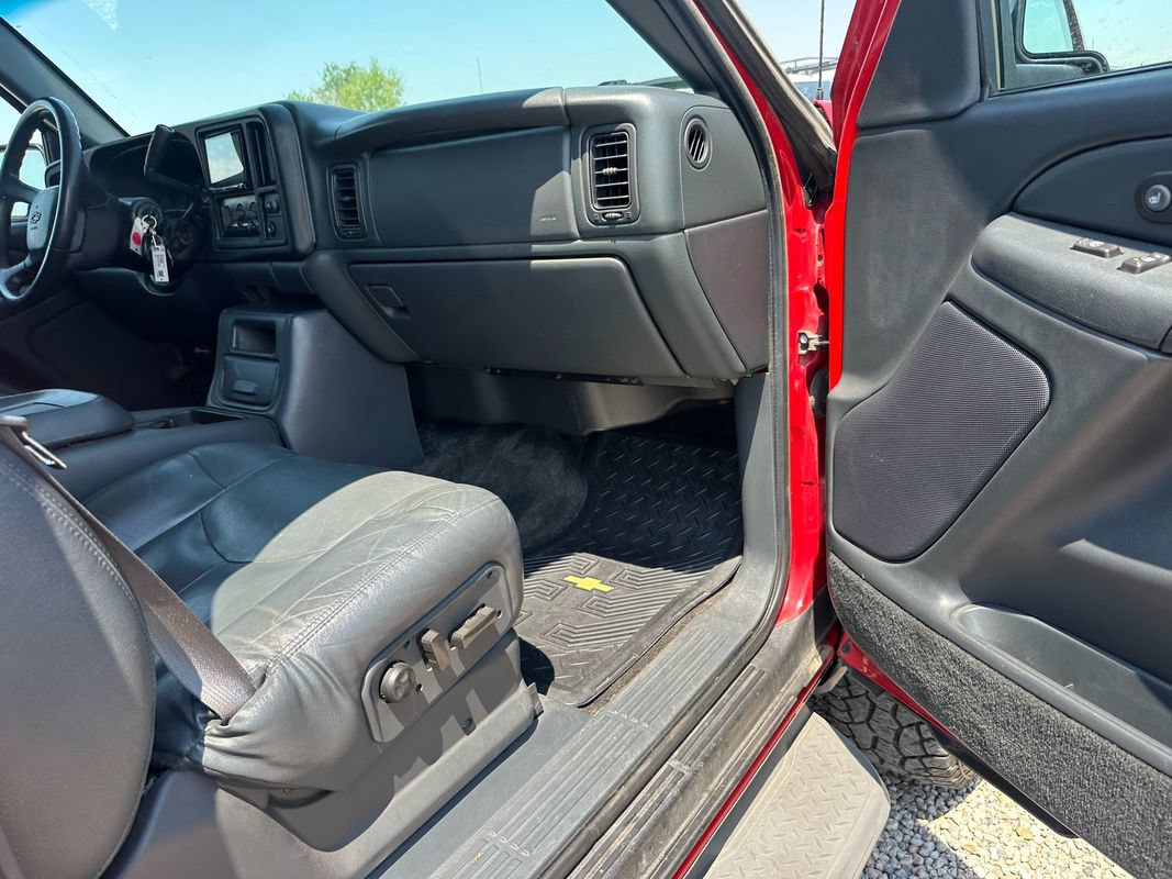 Used 2002 Chevrolet Avalanche 2500 w/ Convenience Pkg AWD/4WD image 14