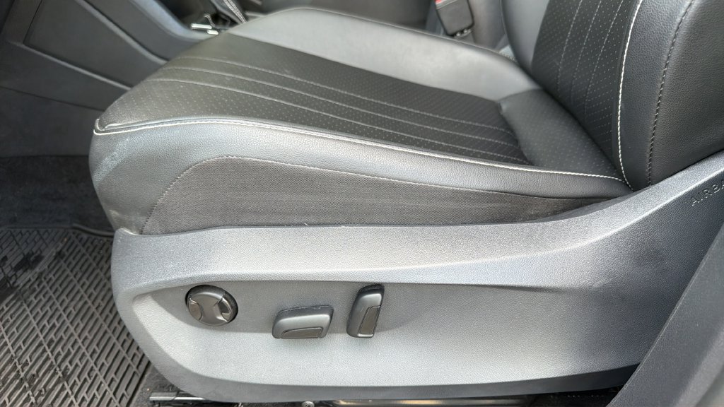 Used 2024 Volkswagen Tiguan SE FWD image 17