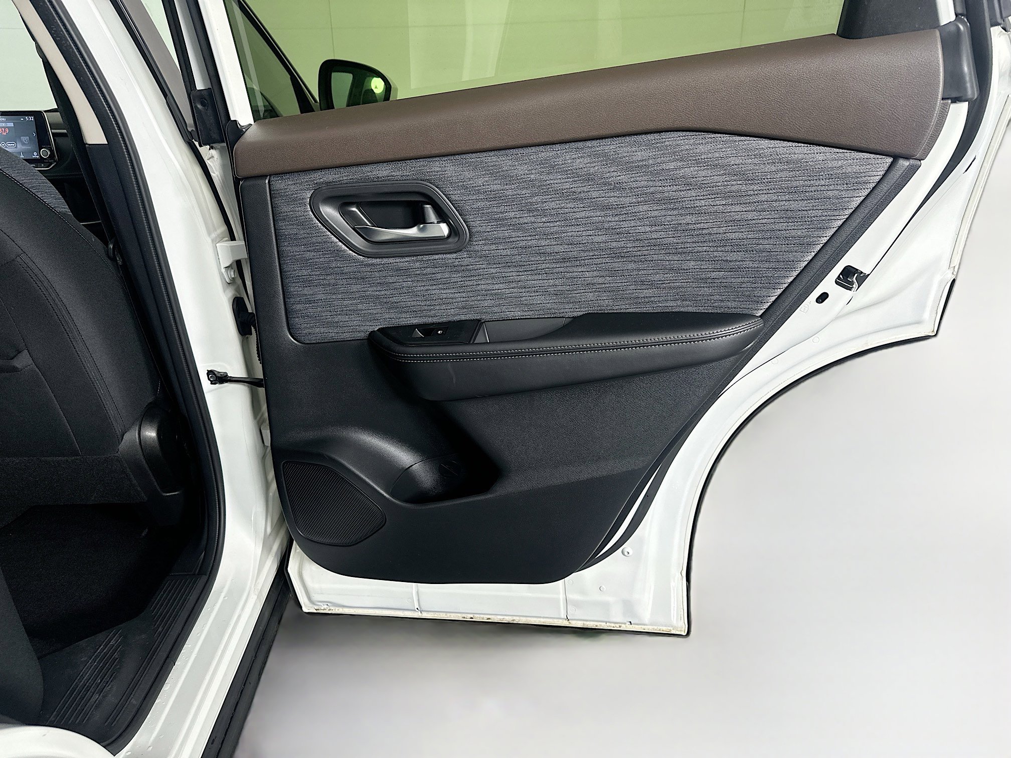 Used 2023 Nissan Rogue SV image 29