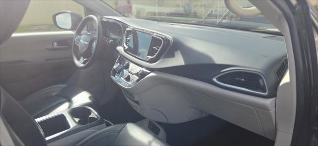 Used 2023 Chrysler Pacifica Touring-L FWD image 19