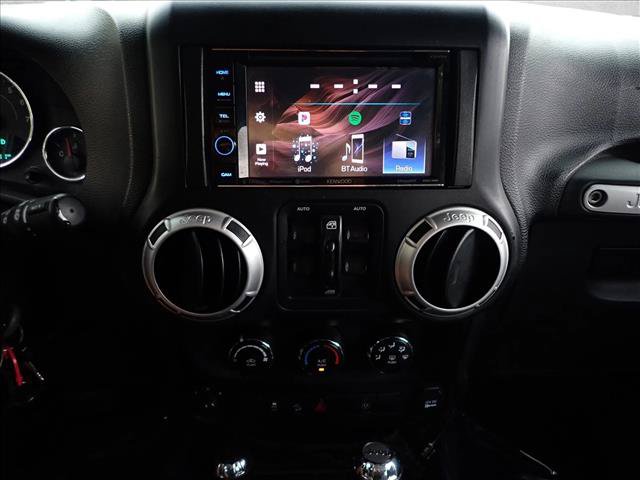 Used 2015 Jeep Wrangler Unlimited Rubicon w/ Connectivity Group AWD/4WD image 15