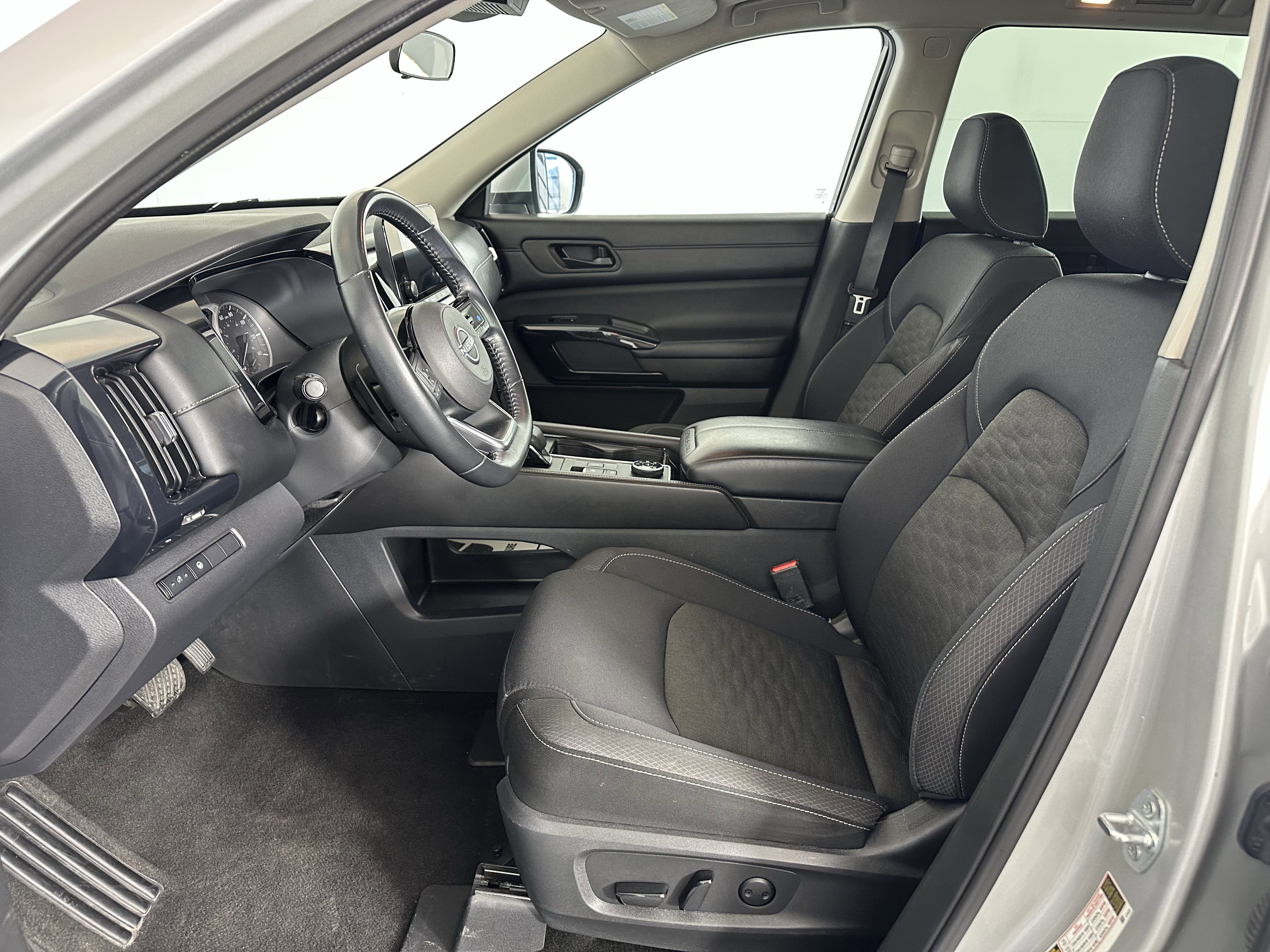 Used 2023 Nissan Pathfinder SV image 6