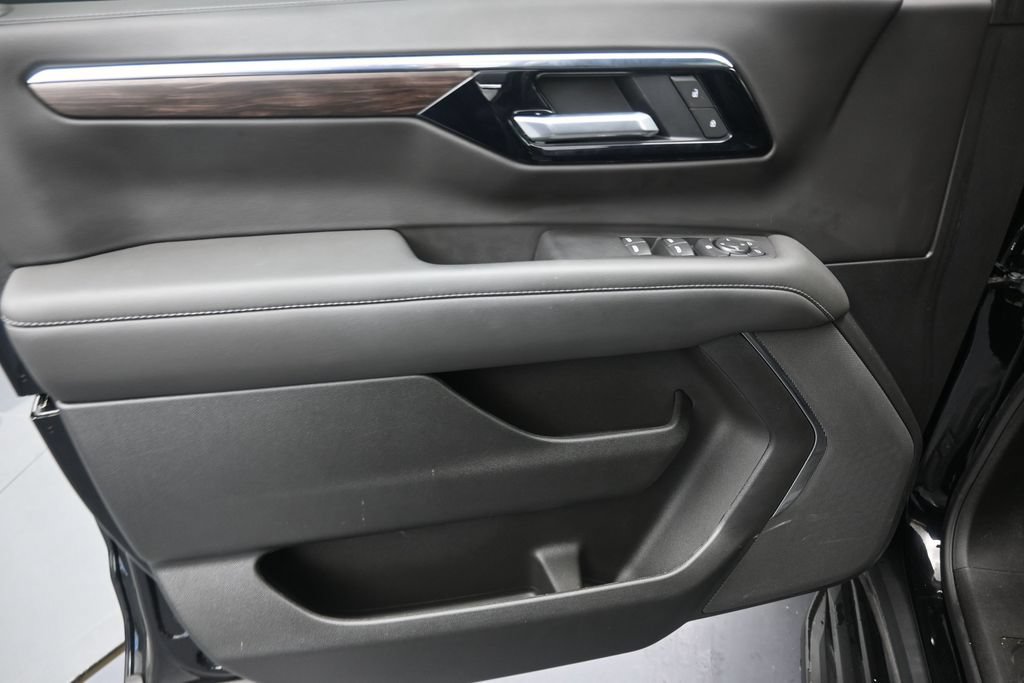 Used 2026 Chevrolet Suburban LS RWD image 12