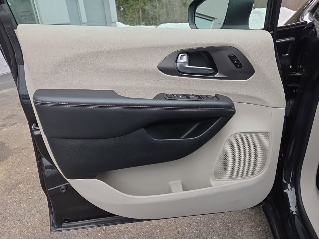 Used 2023 Chrysler Pacifica Touring-L FWD image 10