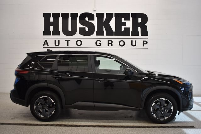 Used 2025 Nissan Rogue SV AWD/4WD image 2