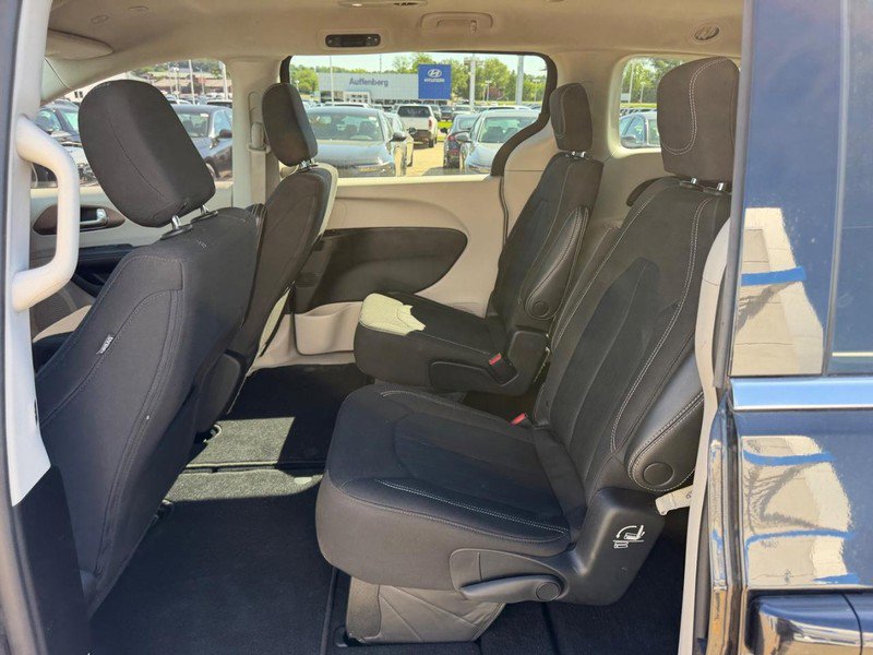 Used 2022 Chrysler Voyager LX FWD image 10