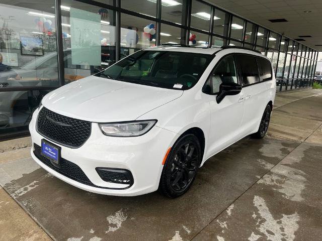 Used 2025 Chrysler Pacifica Limited