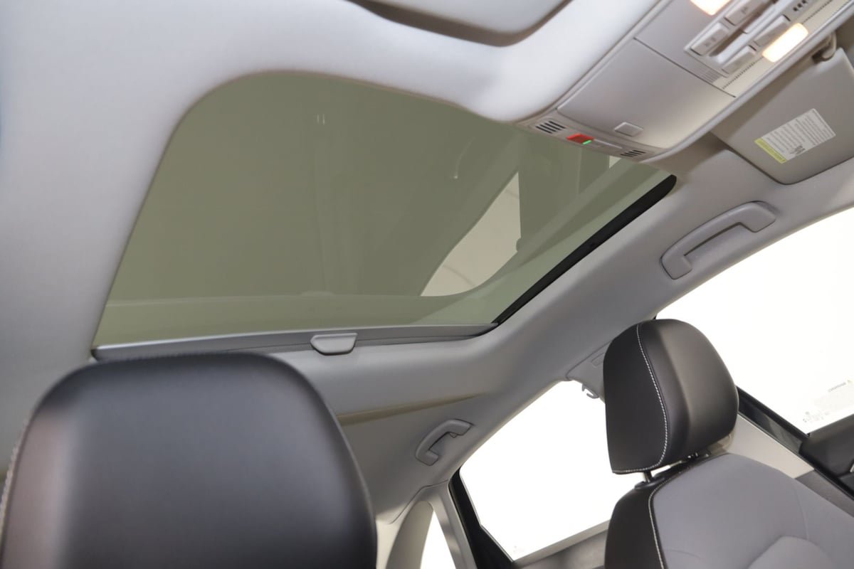 Used 2025 Volkswagen Jetta SE w/ Sunroof Package FWD image 12