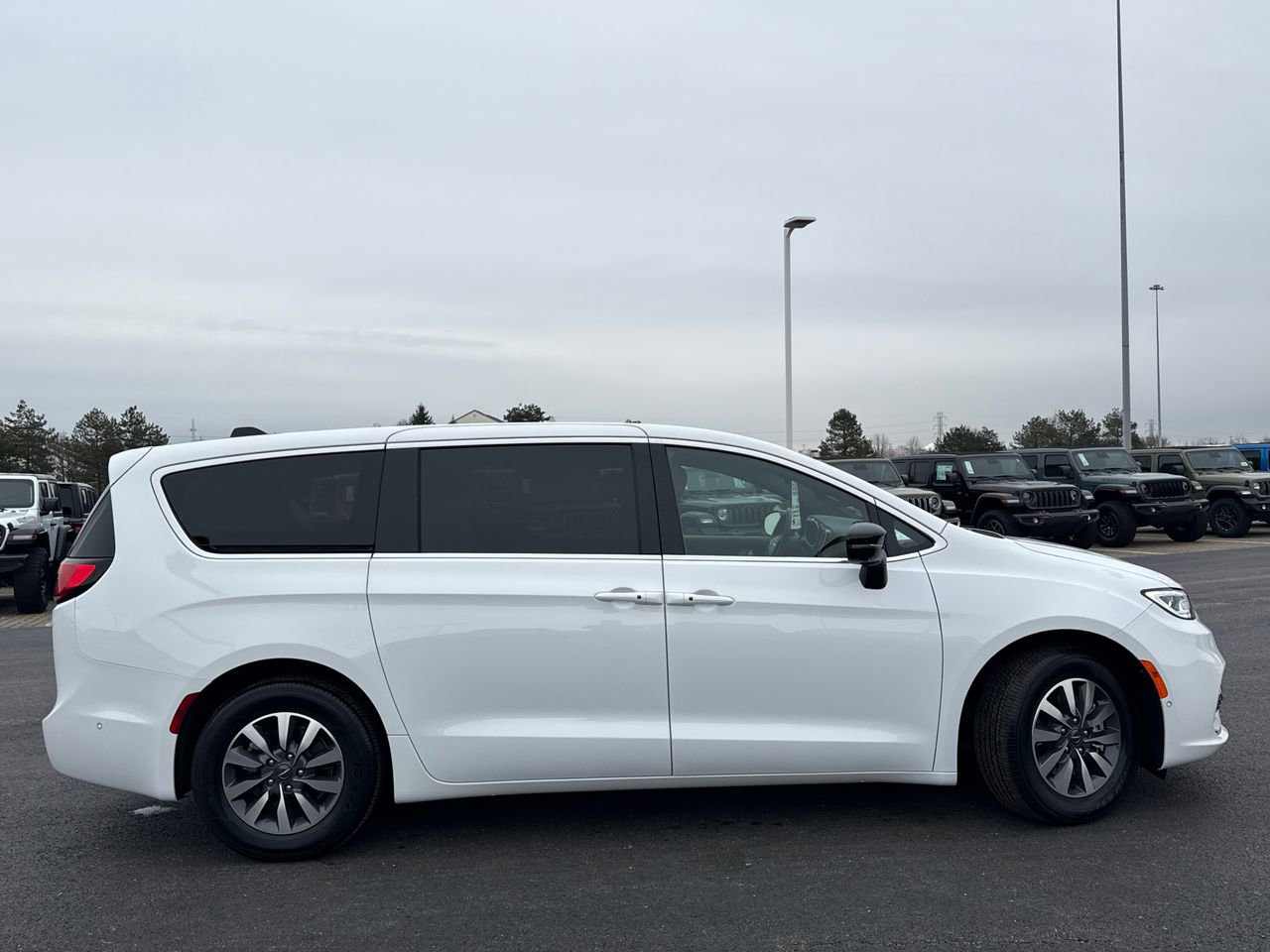 Used 2025 Chrysler Pacifica Select w/ Uconnect Theater Family Group image 2