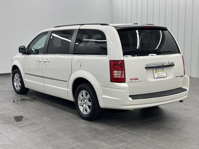 Used 2010 Chrysler Town & Country Touring image 4