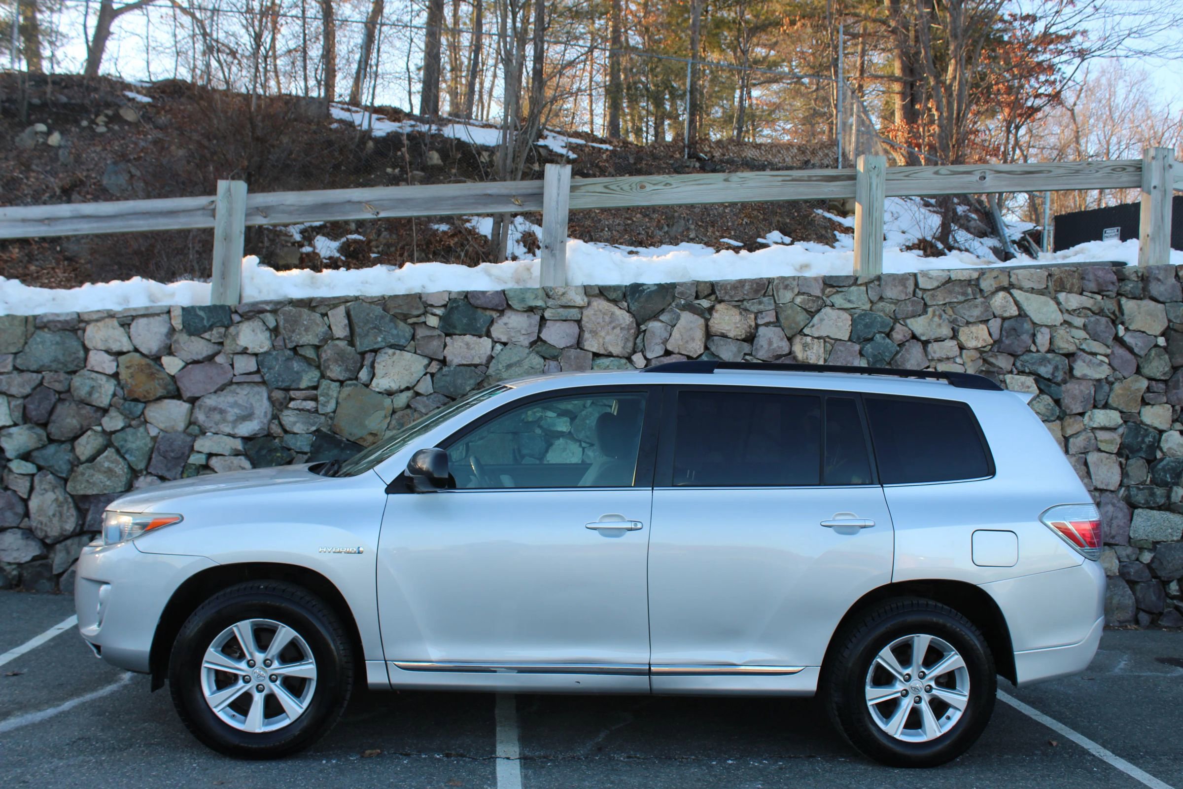 Used 2011 Toyota Highlander Hybrid w/ Cold Weather Pkg image 6