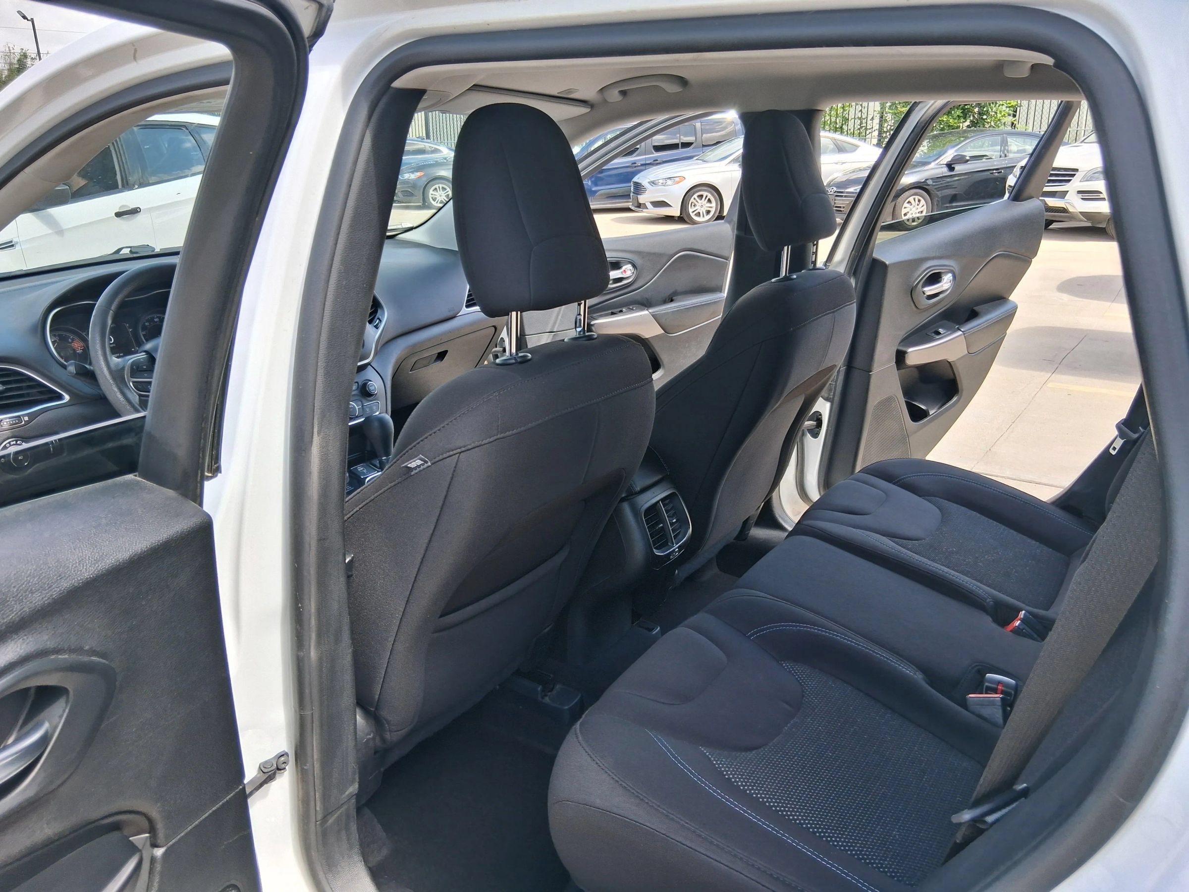 Used 2019 Jeep Cherokee Latitude w/ Popular Appearance Group AWD/4WD image 30