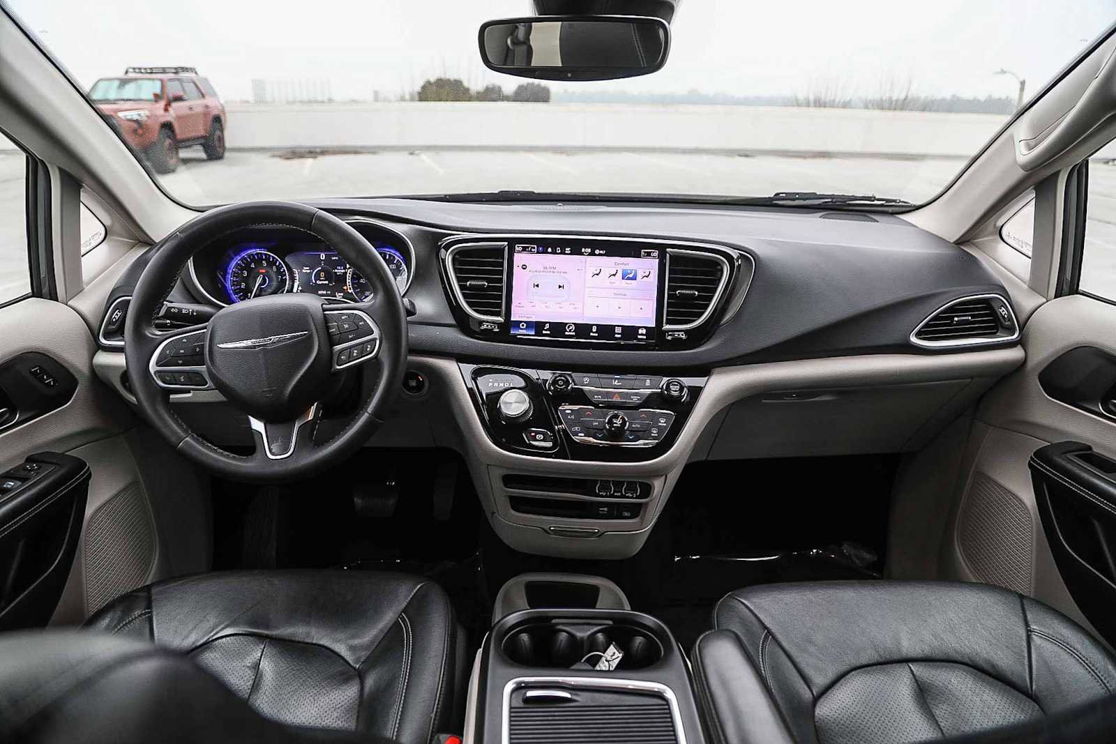 Used 2022 Chrysler Pacifica Touring-L image 12