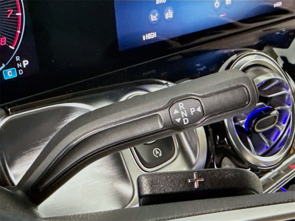 Used 2025 Mercedes-Benz GLB 250 4MATIC image 17