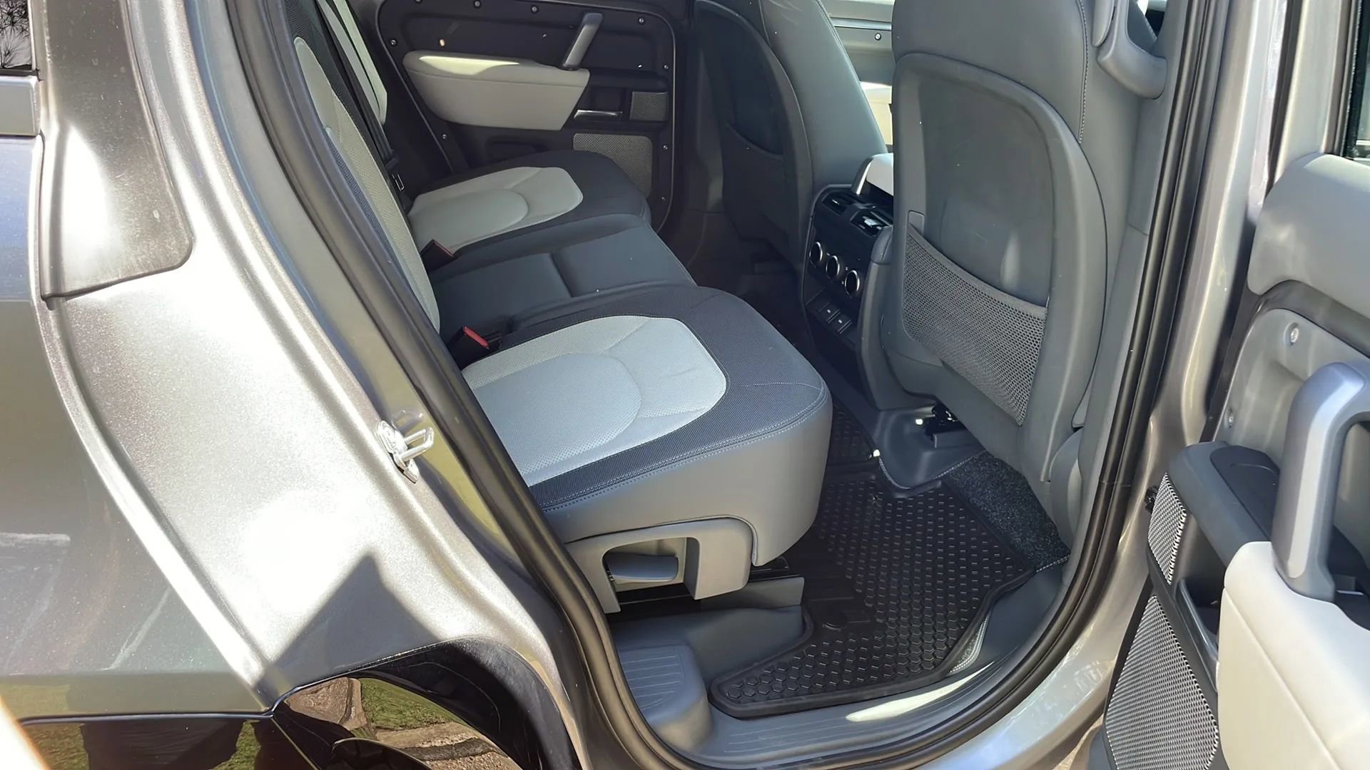 Used 2023 Land Rover Defender 130 X-Dynamic SE image 10