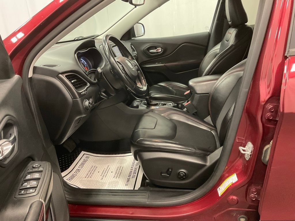 Used 2019 Jeep Cherokee Trailhawk w/ Cold Weather Group AWD/4WD image 4