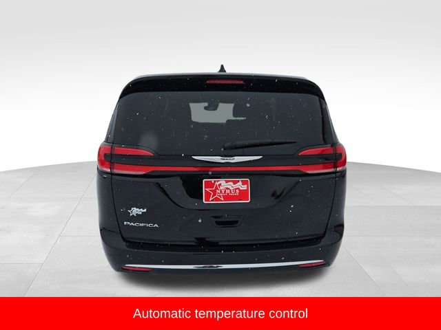 Used 2025 Chrysler Pacifica Select image 6