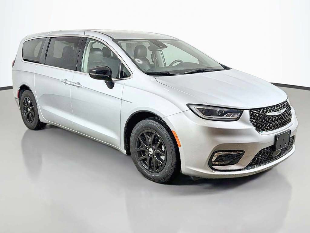 Used 2024 Chrysler Pacifica Touring-L FWD image 42