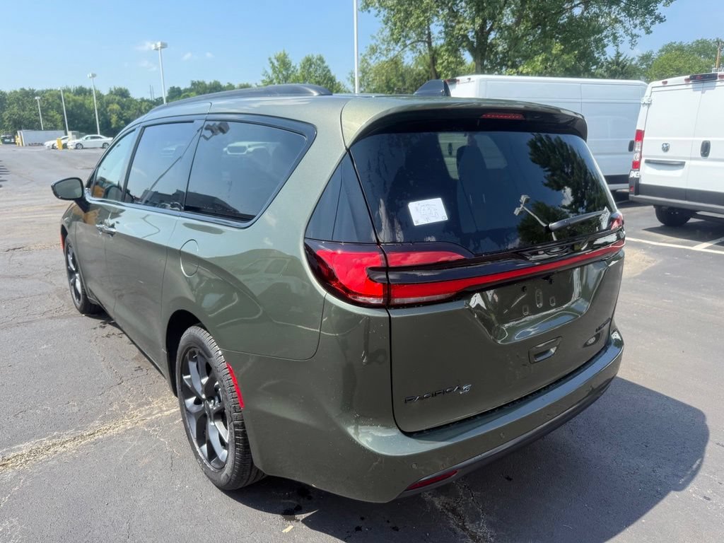 New 2027 Chrysler Pacifica Limited FWD image 6