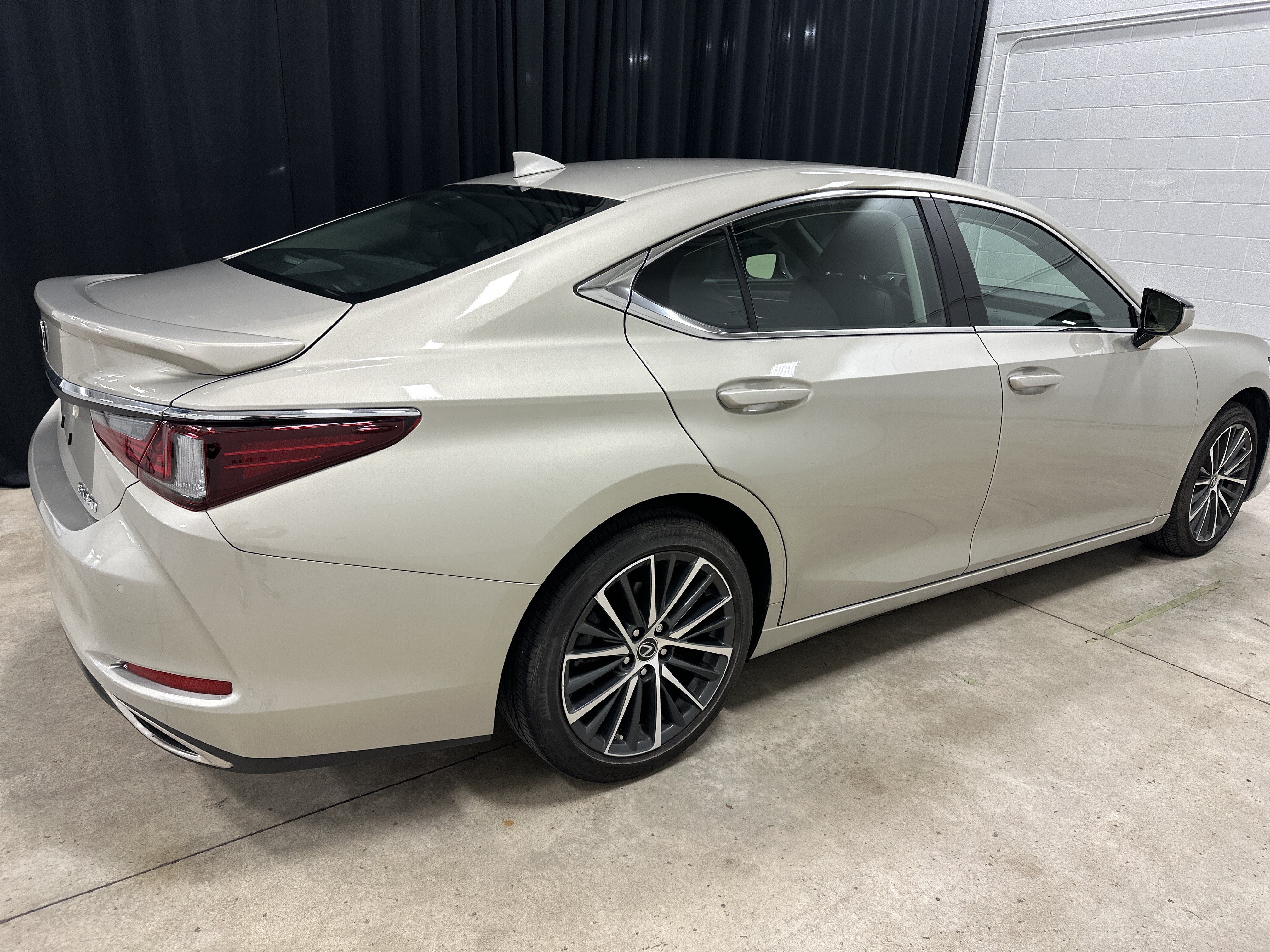 Certified 2023 Lexus ES 350 w/ Premium Package FWD image 33