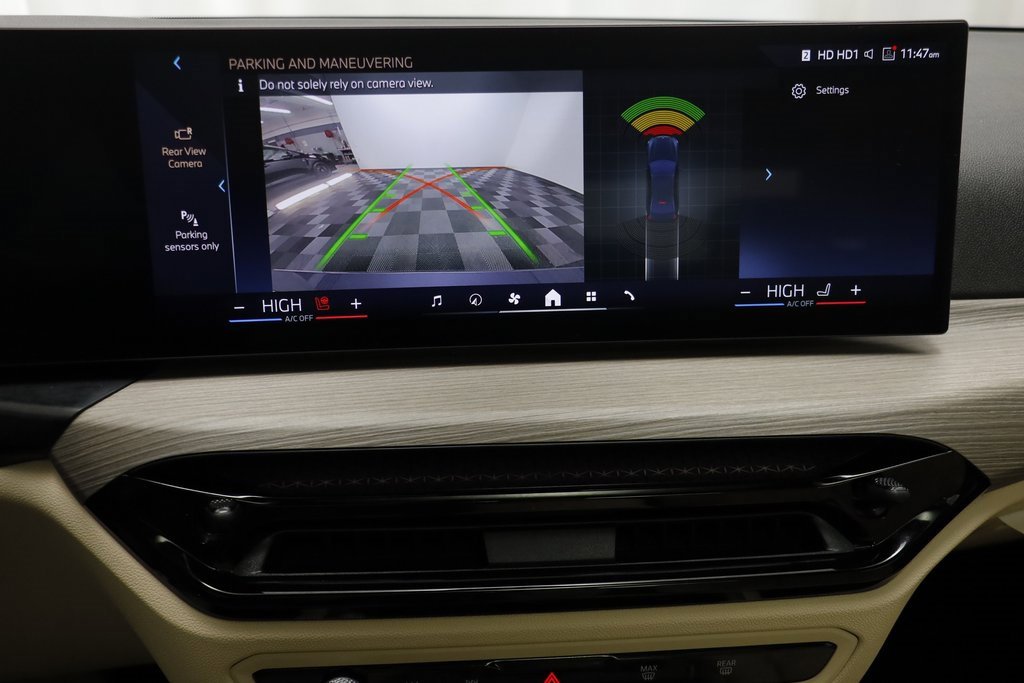 Certified 2025 BMW 330i xDrive Sedan w/ Convenience Package image 10