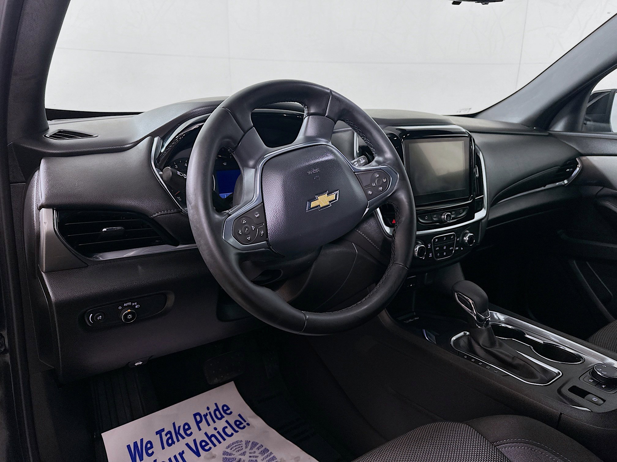 Used 2023 Chevrolet Traverse LT w/ Rear Camera Mirror Package AWD/4WD image 9