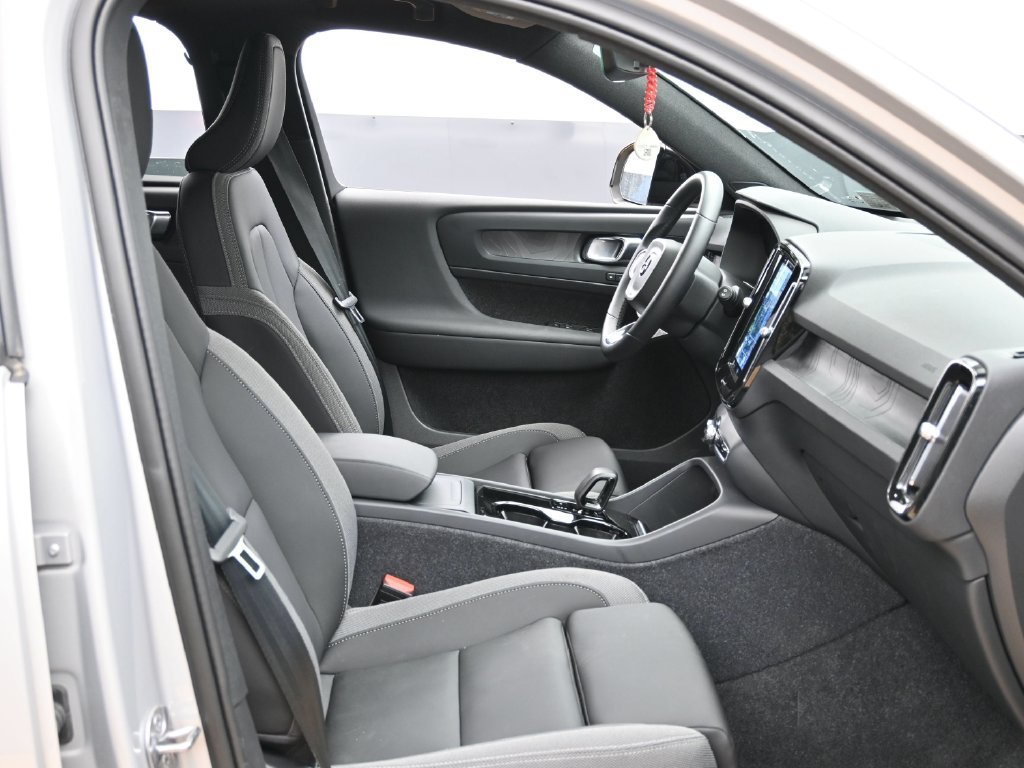 Used 2025 Volvo EX40 Core AWD/4WD image 27