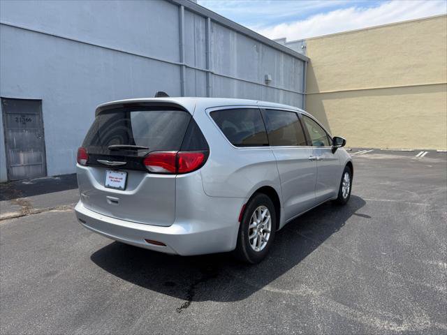 Used 2023 Chrysler Voyager LX FWD image 5