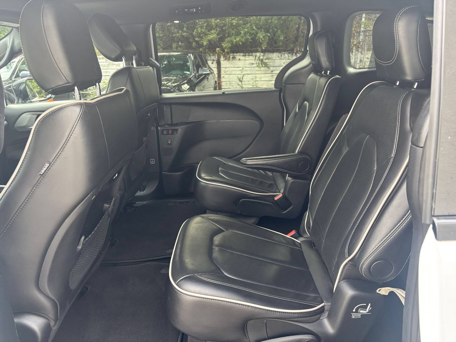Used 2025 Chrysler Pacifica Limited FWD image 28