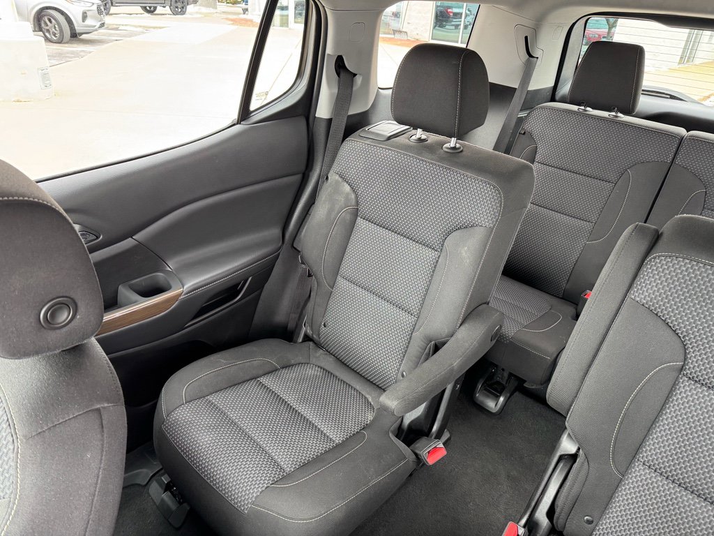 Used 2023 GMC Acadia SLE w/ Driver Convenience Package FWD image 31