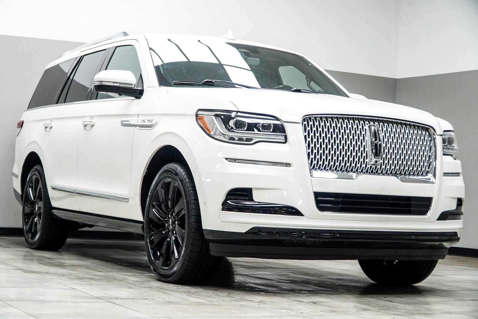 Used 2023 Lincoln Navigator Reserve AWD/4WD image 4
