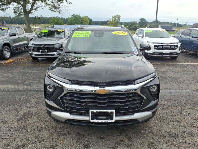 Used 2024 Chevrolet TrailBlazer LT w/ LT Cold Weather Package AWD/4WD image 2