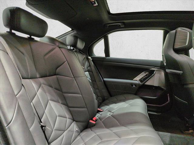 Used 2024 BMW 760i xDrive w/ Premium Package image 22