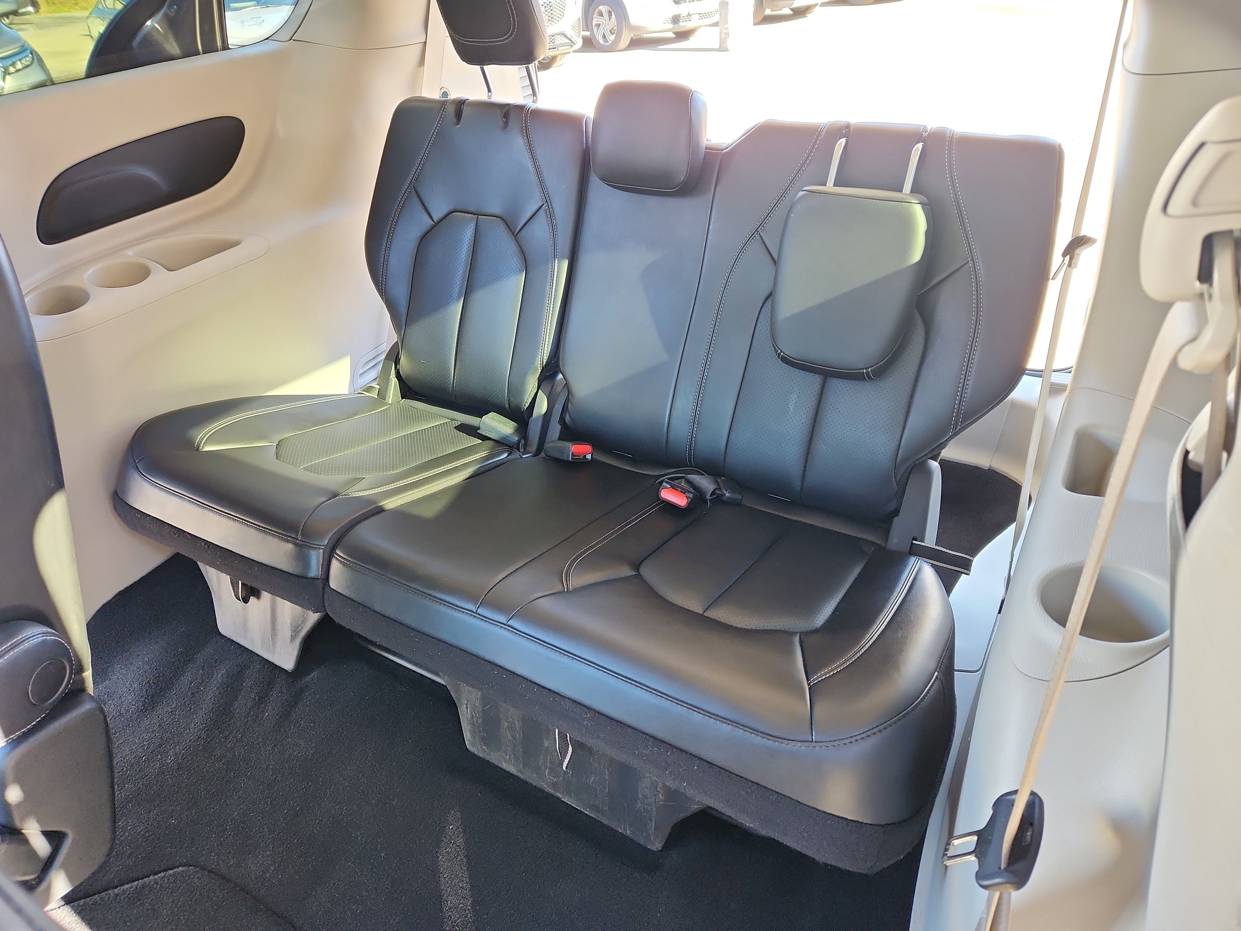 Used 2023 Chrysler Pacifica Touring-L image 29