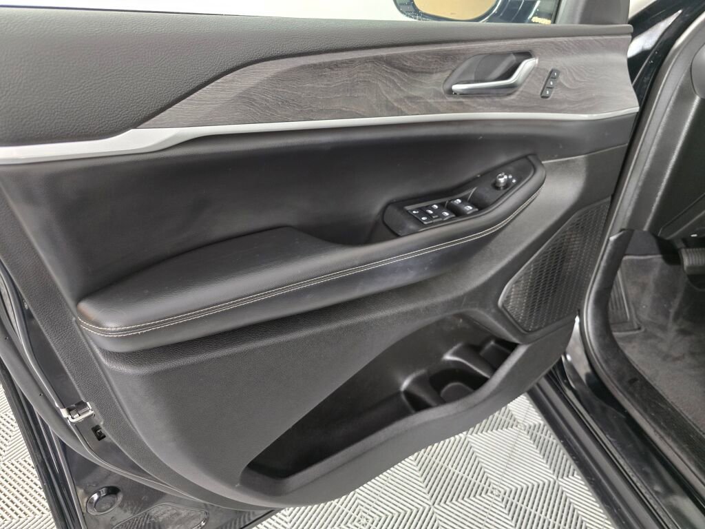 Used 2023 Jeep Grand Cherokee Limited w/ Black Appearance Package image 18