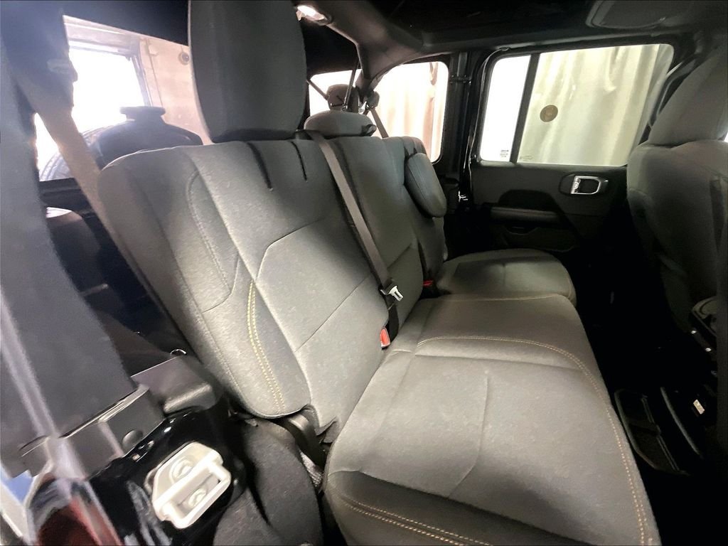 Used 2024 Jeep Wrangler Unlimited Sahara AWD/4WD image 16