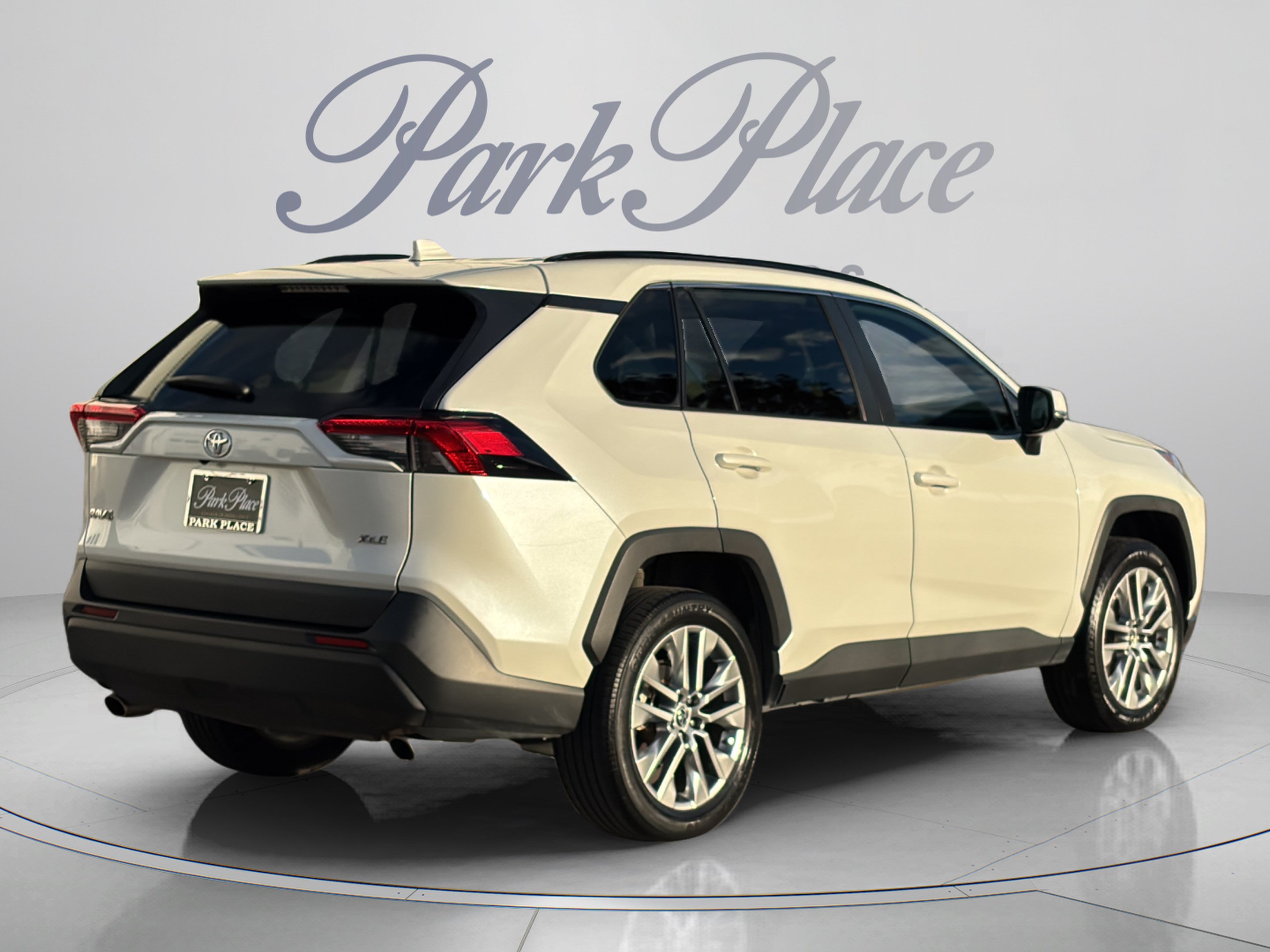 Used 2022 Toyota RAV4 XLE Premium FWD image 6