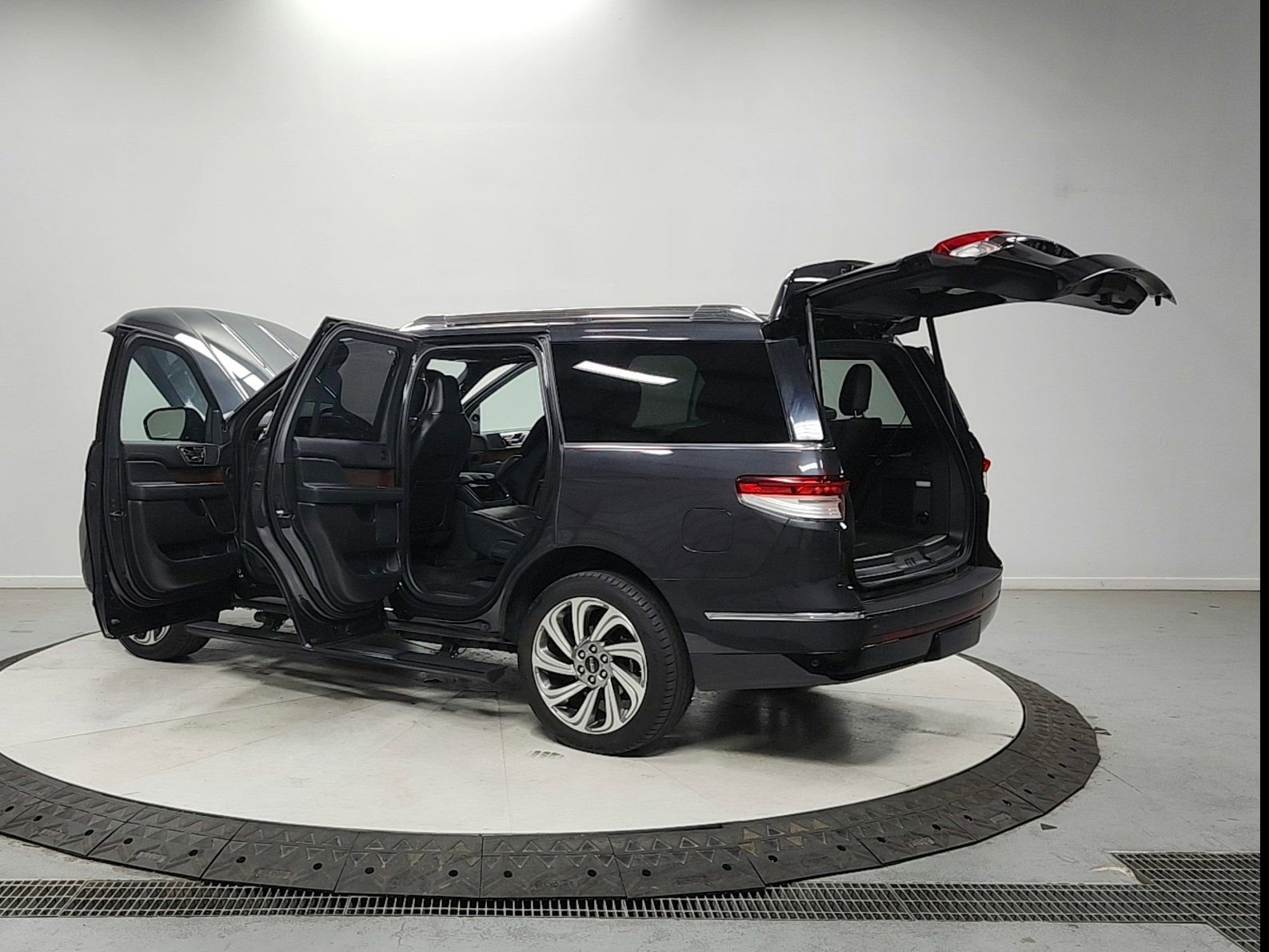 Used 2023 Lincoln Navigator Reserve image 13