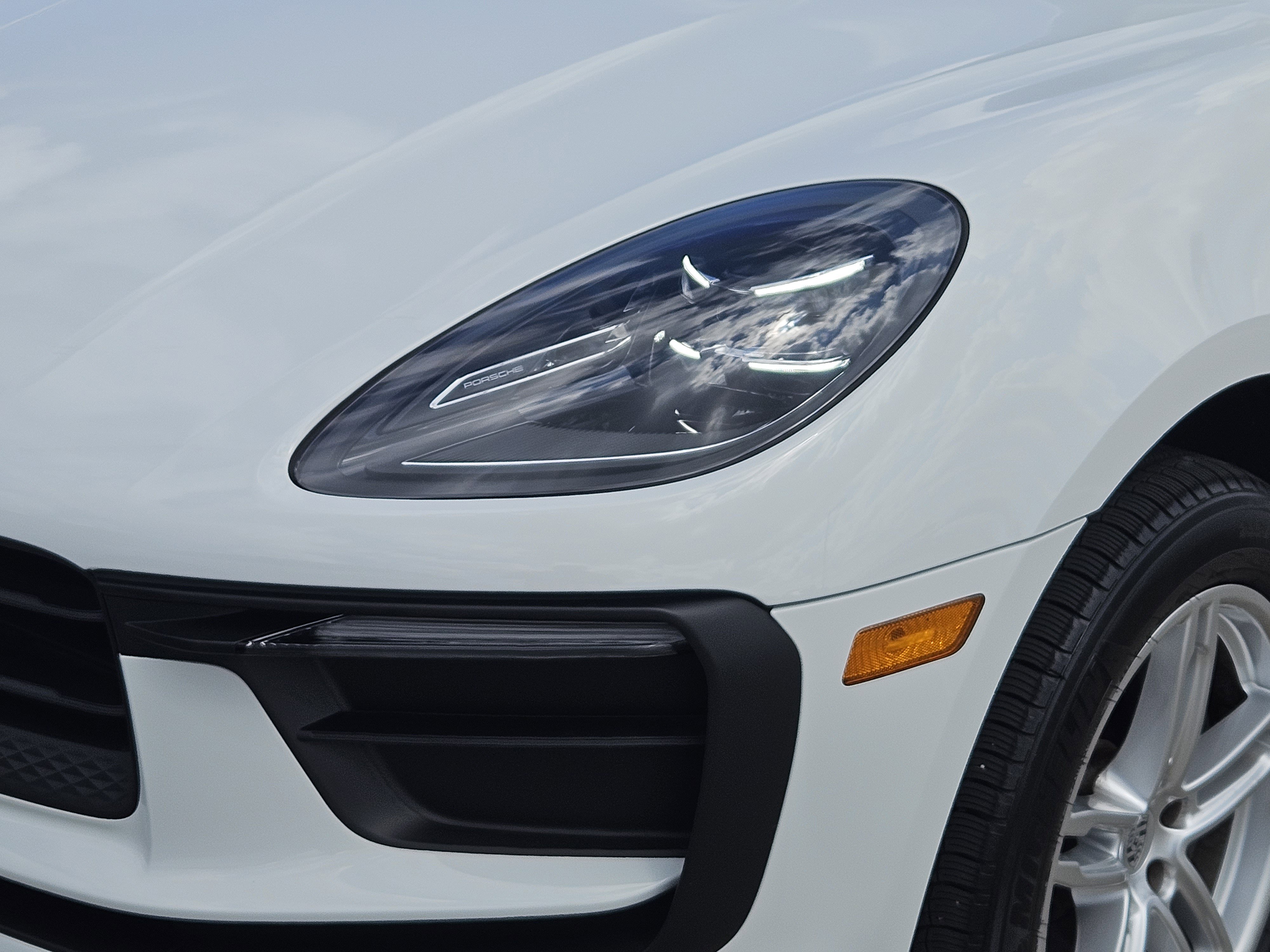 Certified 2025 Porsche Macan image 12