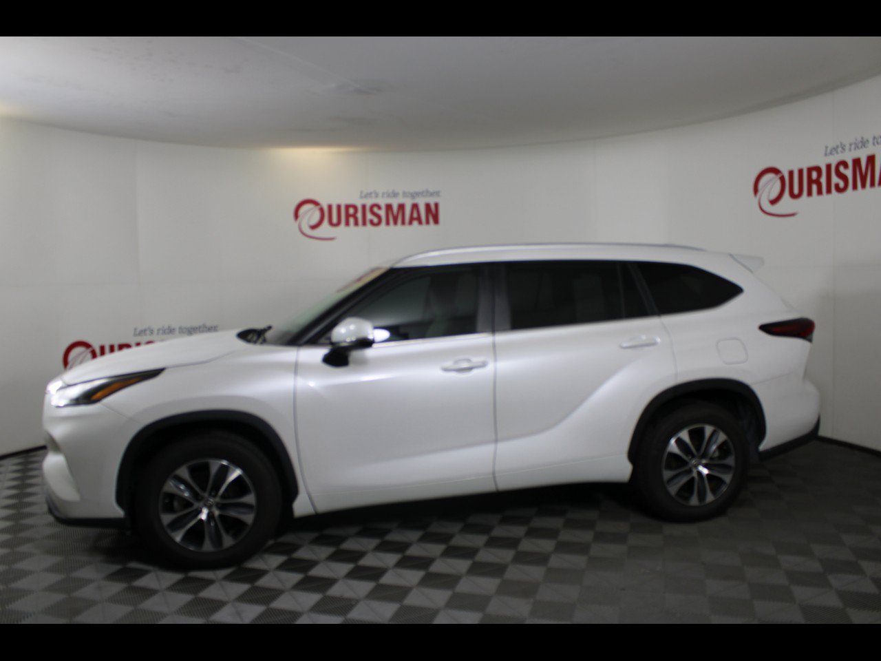 Used 2024 Toyota Highlander XLE FWD image 3