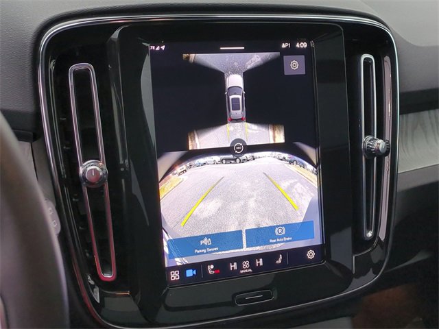 Used 2025 Volvo XC40 B5 Plus image 12