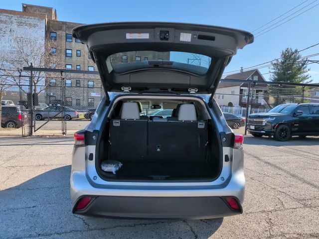 Used 2024 Toyota Highlander XLE FWD image 12
