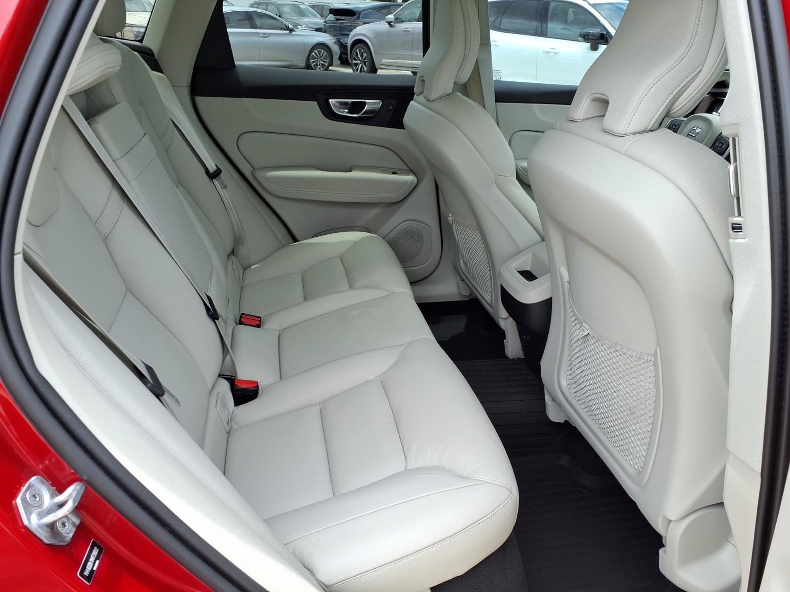 Used 2021 Volvo XC60 T5 Momentum w/ Premium Package FWD image 15