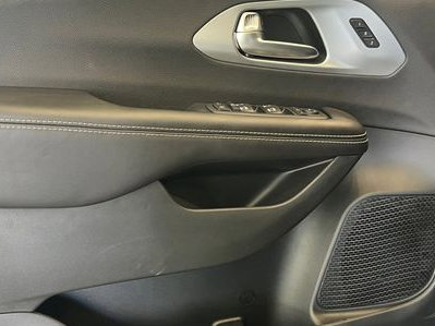 New 2026 Chrysler Pacifica Limited image 18